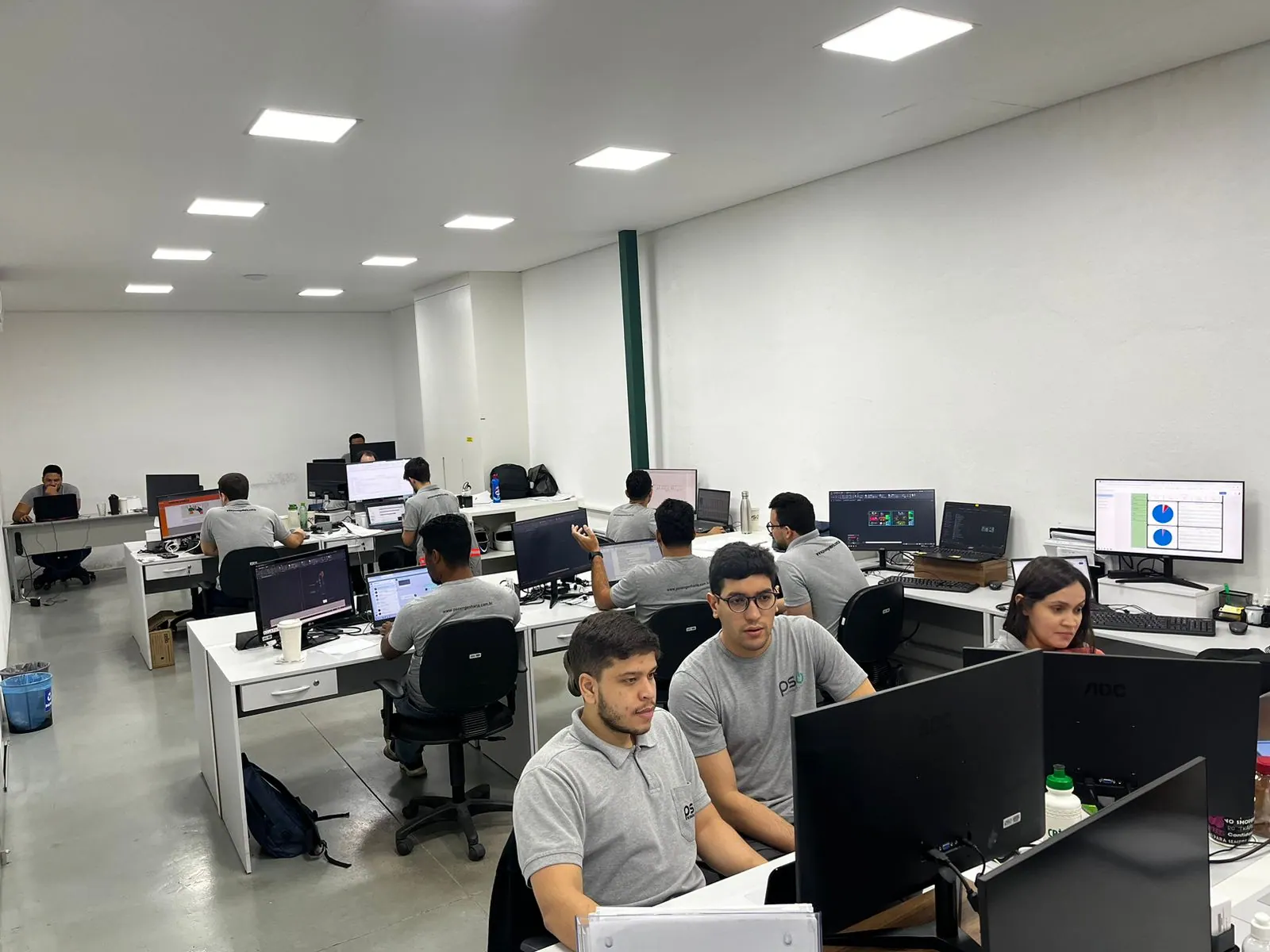 Engenheiros analisando projeto elétrico em sala de controle